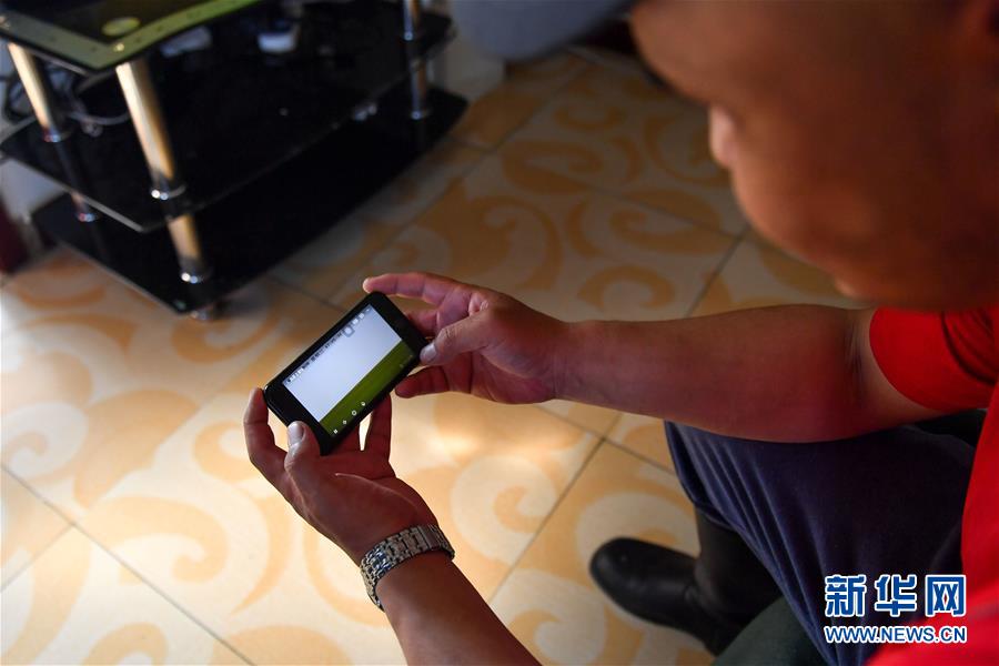 （走向我們的小康生活&middot;圖文互動(dòng)）（4）草原有了網(wǎng)，手機(jī)能放羊&mdash;&mdash;看呼倫貝爾大草原牧民生活變了樣 