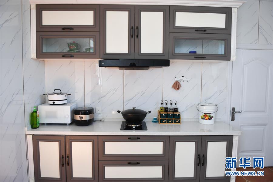 （走向我們的小康生活&middot;圖文互動(dòng)）（7）草原有了網(wǎng)，手機(jī)能放羊&mdash;&mdash;看呼倫貝爾大草原牧民生活變了樣 