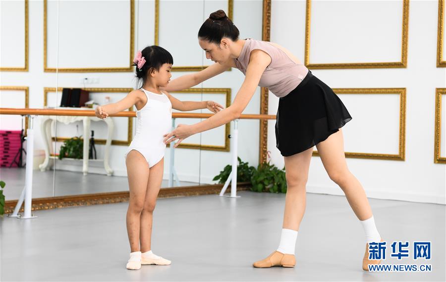 （在習(xí)近平新時(shí)代中國特色社會(huì)主義思想指引下&mdash;&mdash;新時(shí)代新作為新篇章&middot;習(xí)近平總書記關(guān)切事&middot;圖文互動(dòng)）（10）感受開放新魅力&mdash;&mdash;海南自由貿(mào)易港建設(shè)開局觀察