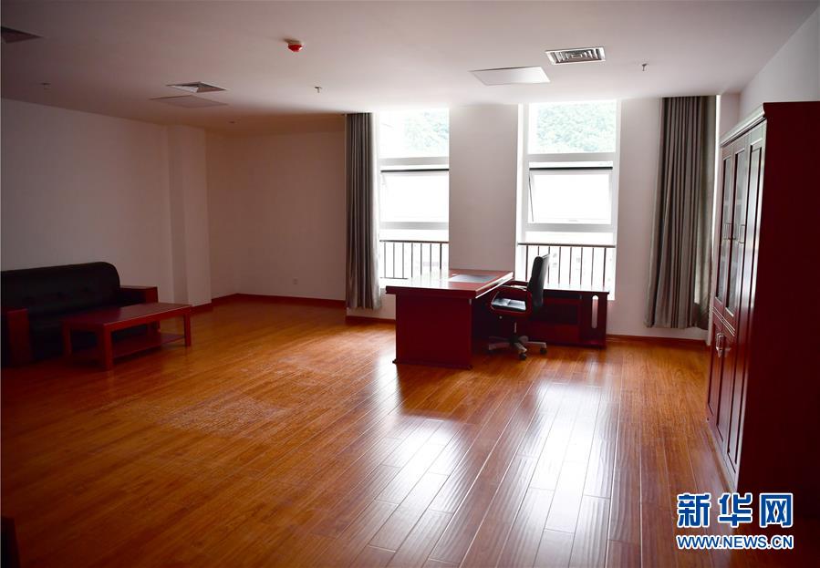 （新華視點&middot;圖文互動）（6）學校建漂亮點本無錯，為何這所&ldquo;豪華中學&rdquo;讓人困惑？