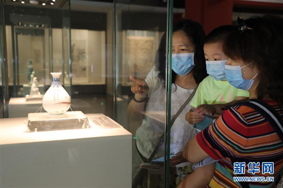 （文化視點(diǎn)&middot;聽文物講故事&middot;圖文互動）（1）琺瑯彩玉壺春瓶：乾隆皇帝甄選 成就舉世孤品