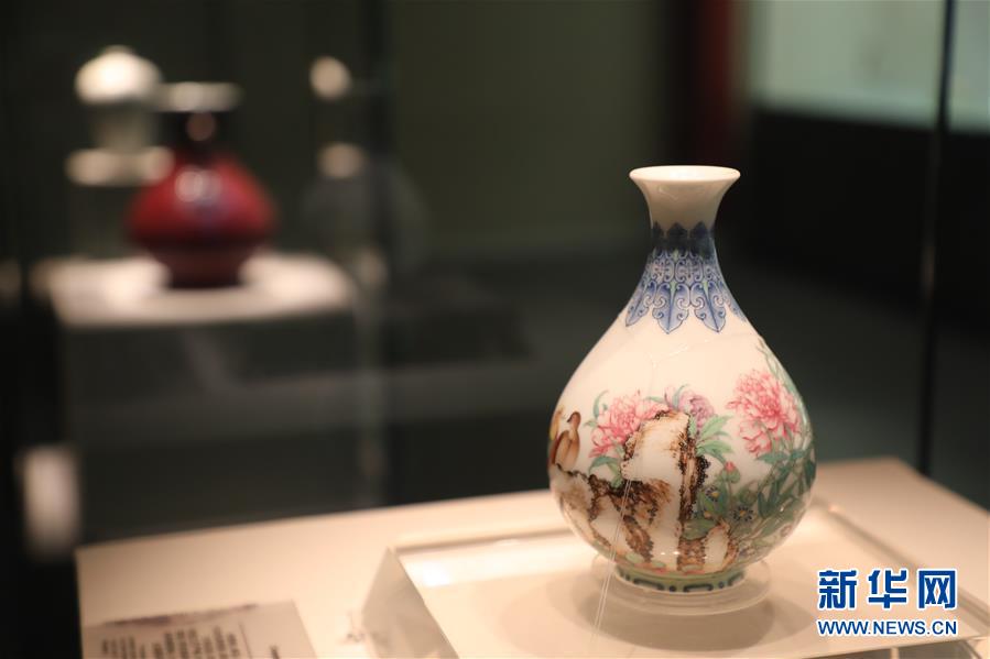 （文化視點(diǎn)&middot;聽文物講故事&middot;圖文互動）（2）琺瑯彩玉壺春瓶：乾隆皇帝甄選 成就舉世孤品