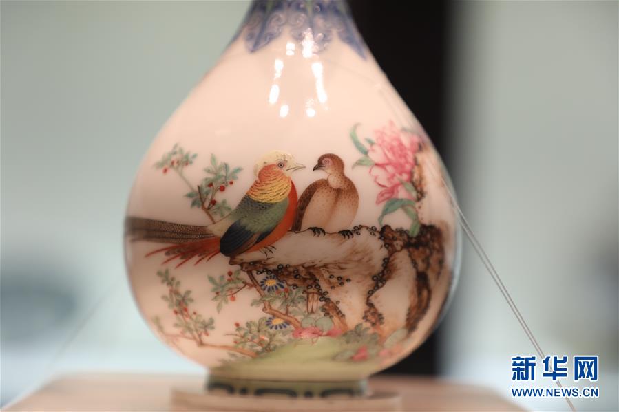 （文化視點(diǎn)&middot;聽文物講故事&middot;圖文互動）（3）琺瑯彩玉壺春瓶：乾隆皇帝甄選 成就舉世孤品