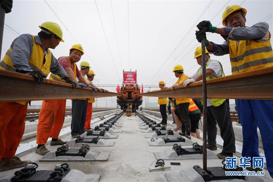 （新華全媒頭條&middot;圖文互動(dòng)）（3）&ldquo;1毫米&rdquo;之內(nèi)的智慧與引領(lǐng)&mdash;&mdash;寫(xiě)在智能高鐵京雄城際全線軌道貫通之際