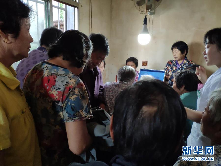 （總書記推動的改革身邊事&middot;醫(yī)療改革篇&middot;圖文互動）（2）特寫：&ldquo;坐堂醫(yī)生&rdquo;變身&ldquo;健康管家&rdquo;&mdash;&mdash;一個鄉(xiāng)鎮(zhèn)家庭醫(yī)生團隊的診療記錄