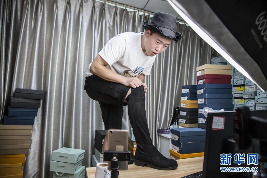 （總書記推動的改革身邊事&middot;就業(yè)創(chuàng)業(yè)改革篇&middot;圖文互動）（3）特寫：&ldquo;網(wǎng)絡(luò)主播背后是轟鳴的工廠&rdquo;&mdash;&mdash;聆聽經(jīng)濟(jì)復(fù)蘇的新訊號