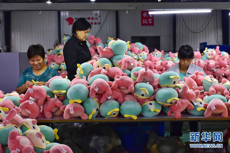 （決戰(zhàn)決勝脫貧攻堅&middot;圖文互動）（1）勤英&ldquo;三板斧&rdquo; 劈開山窩窩