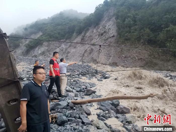 工作人員正在查勘泥石流災(zāi)情?！ソ?攝