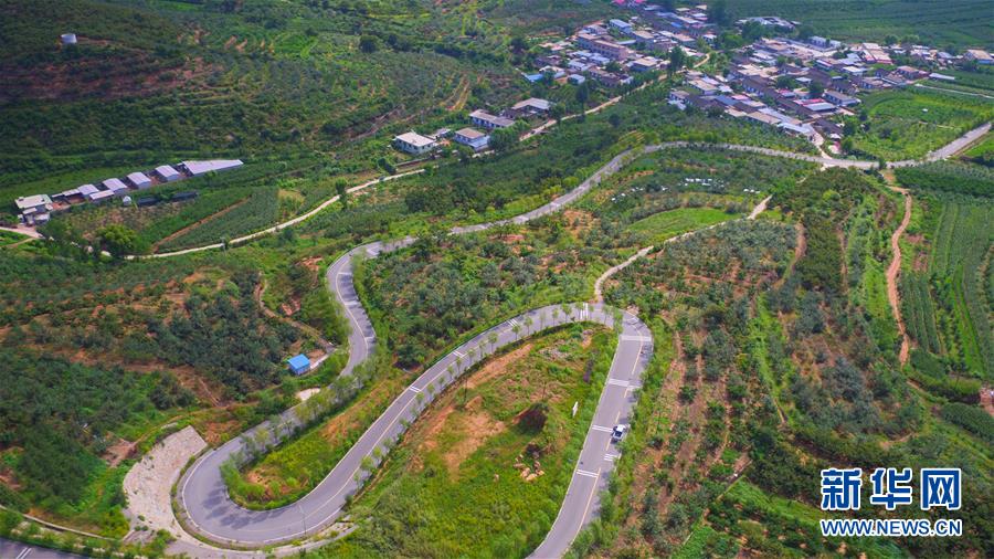 （新華全媒頭條&middot;走向我們的小康生活&middot;圖文互動(dòng)）（1）長(zhǎng)城腳下，小康村串成&ldquo;珍珠鏈&rdquo;