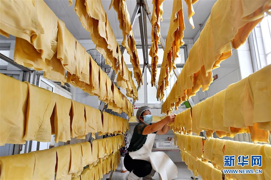 （新華全媒頭條&middot;走向我們的小康生活&middot;圖文互動(dòng)）（10）長(zhǎng)城腳下，小康村串成&ldquo;珍珠鏈&rdquo;