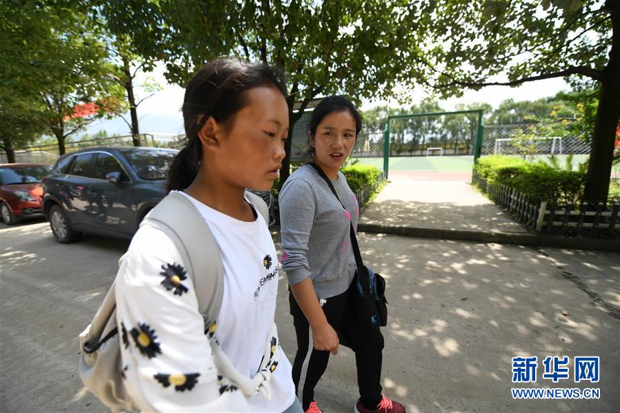 （熱點(diǎn)鮮報(bào)&middot;圖文互動(dòng)）（1）為了大涼山的下一代，她奔赴在助學(xué)路上