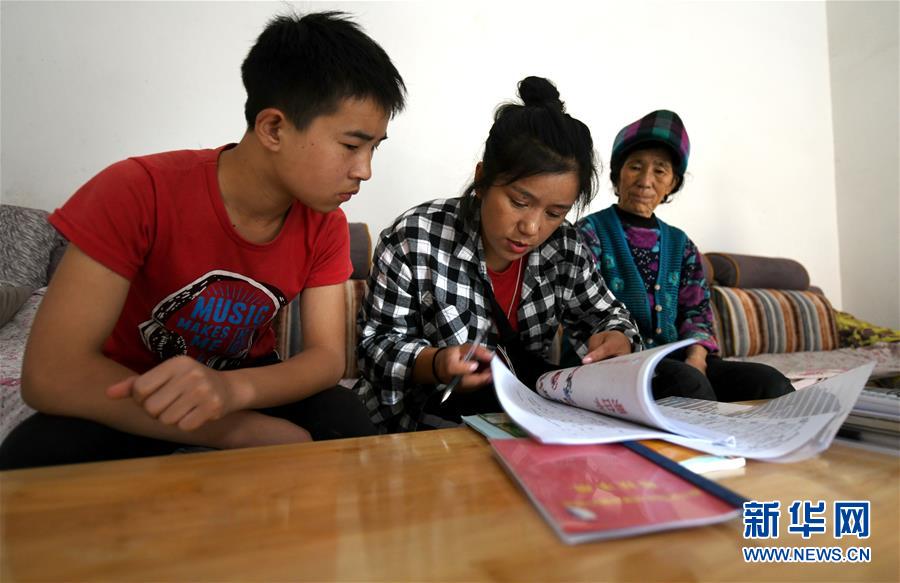 （熱點(diǎn)鮮報(bào)&middot;圖文互動(dòng)）（6）為了大涼山的下一代，她奔赴在助學(xué)路上