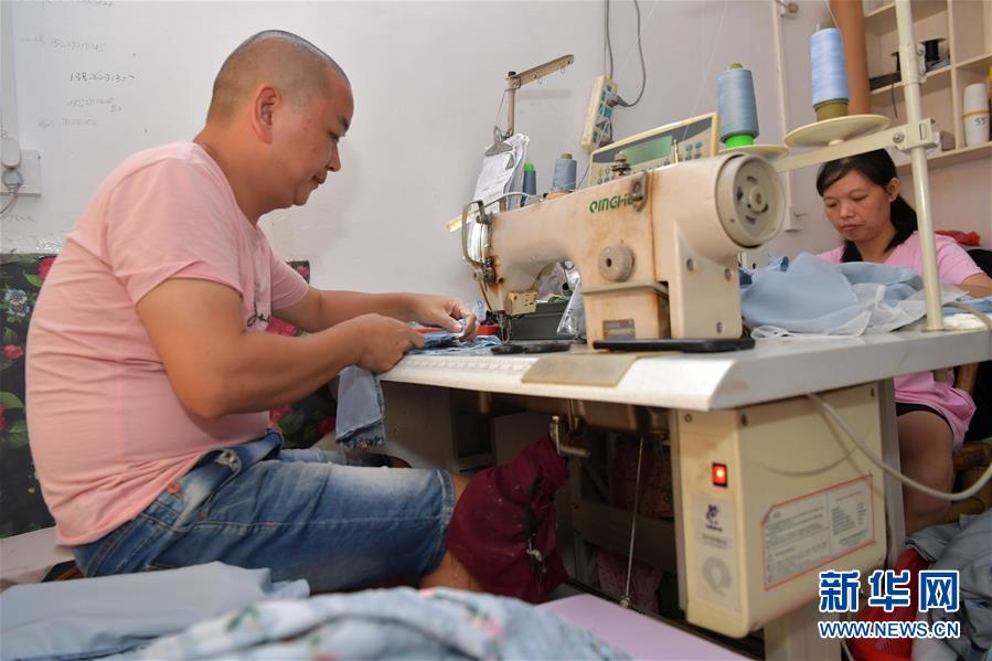 （走向我們的小康生活&middot;圖文互動(dòng)）（1）&ldquo;一件衣裳&rdquo;，藏著脫貧致富新天地