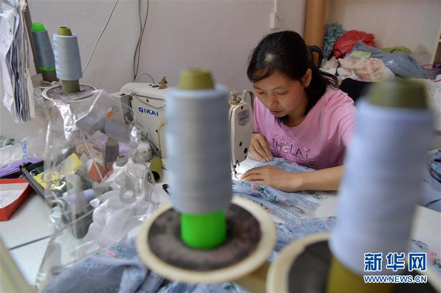 （走向我們的小康生活&middot;圖文互動(dòng)）（2）&ldquo;一件衣裳&rdquo;，藏著脫貧致富新天地