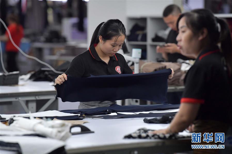 （走向我們的小康生活&middot;圖文互動(dòng)）（3）&ldquo;一件衣裳&rdquo;，藏著脫貧致富新天地