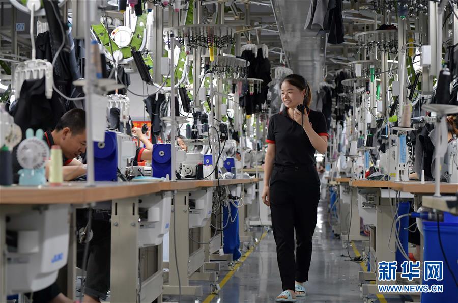 （走向我們的小康生活&middot;圖文互動(dòng)）（5）&ldquo;一件衣裳&rdquo;，藏著脫貧致富新天地