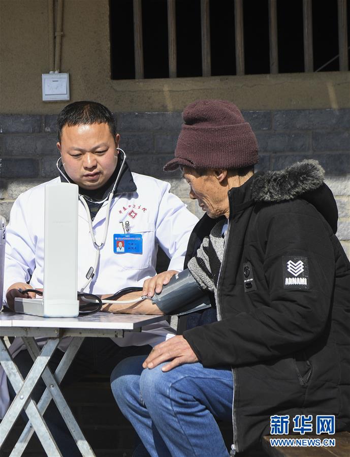 （習(xí)近平的小康故事&middot;新華網(wǎng)&middot;圖文互動）（5）&ldquo;真正解決好基層群眾看病難、看病貴問題&rdquo;&mdash;&mdash;習(xí)近平和群眾健康的故事