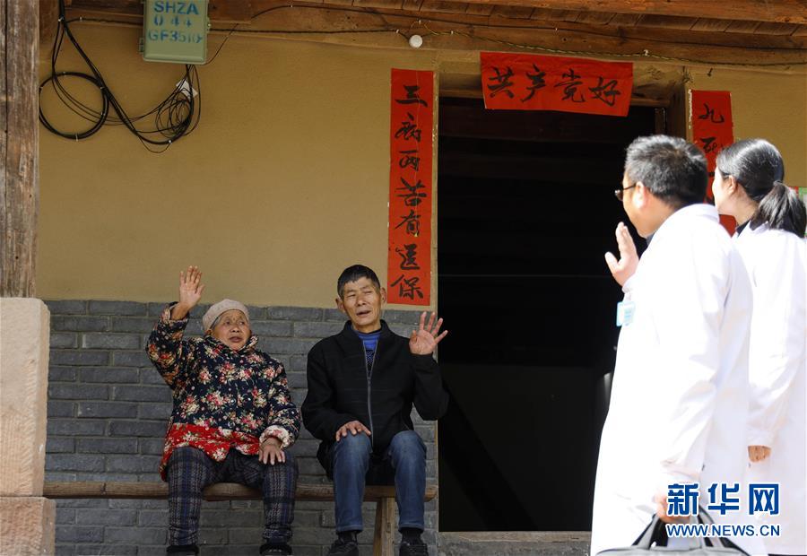 （習(xí)近平的小康故事&middot;新華網(wǎng)&middot;圖文互動）（6）&ldquo;真正解決好基層群眾看病難、看病貴問題&rdquo;&mdash;&mdash;習(xí)近平和群眾健康的故事