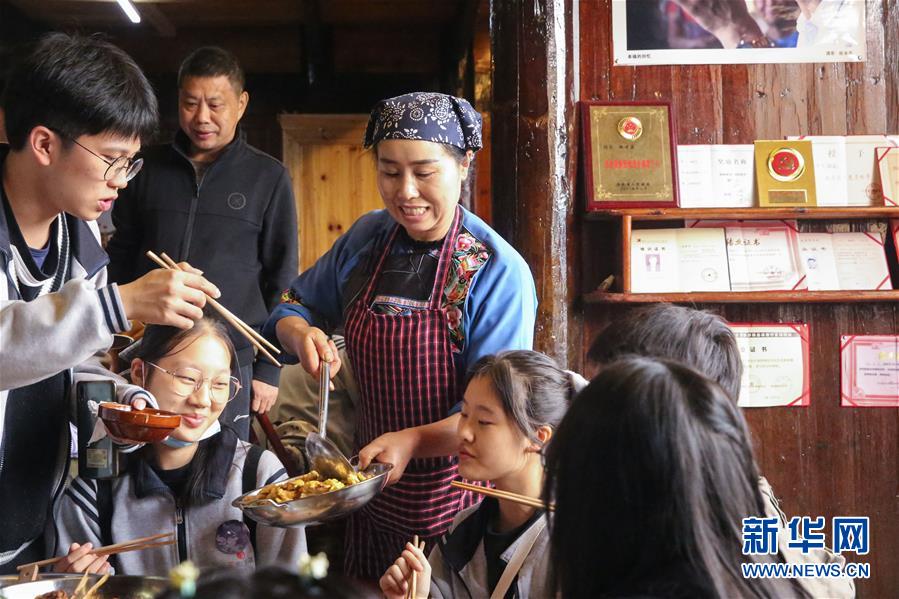 （在習(xí)近平新時(shí)代中國特色社會(huì)主義思想指引下&mdash;&mdash;新時(shí)代新作為新篇章&middot;習(xí)近平總書記關(guān)切事&middot;圖文互動(dòng)）（4）精準(zhǔn)扶貧7年，十八洞村&ldquo;長&rdquo;出10余種新職業(yè)