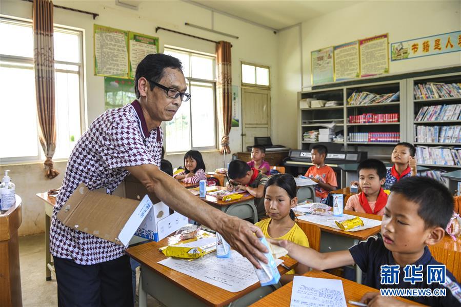 （新華全媒頭條&middot;圖文互動）（12）歷史交匯點(diǎn)上的宏偉藍(lán)圖&mdash;&mdash;《中共中央關(guān)于制定國民經(jīng)濟(jì)和社會發(fā)展第十四個(gè)五年規(guī)劃和二〇三五年遠(yuǎn)景目標(biāo)的建議》誕生記