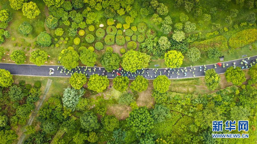 （新華全媒頭條&middot;圖文互動）（17）歷史交匯點(diǎn)上的宏偉藍(lán)圖&mdash;&mdash;《中共中央關(guān)于制定國民經(jīng)濟(jì)和社會發(fā)展第十四個(gè)五年規(guī)劃和二〇三五年遠(yuǎn)景目標(biāo)的建議》誕生記