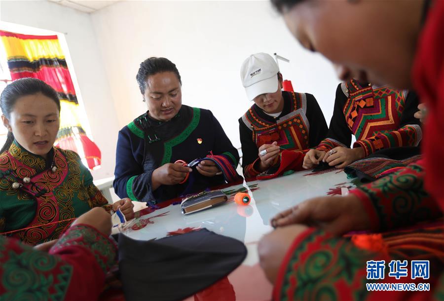 （代表委員履職）（8）全國人大代表吉克石烏：創(chuàng)建&ldquo;四好&rdquo;挑起脫貧大梁