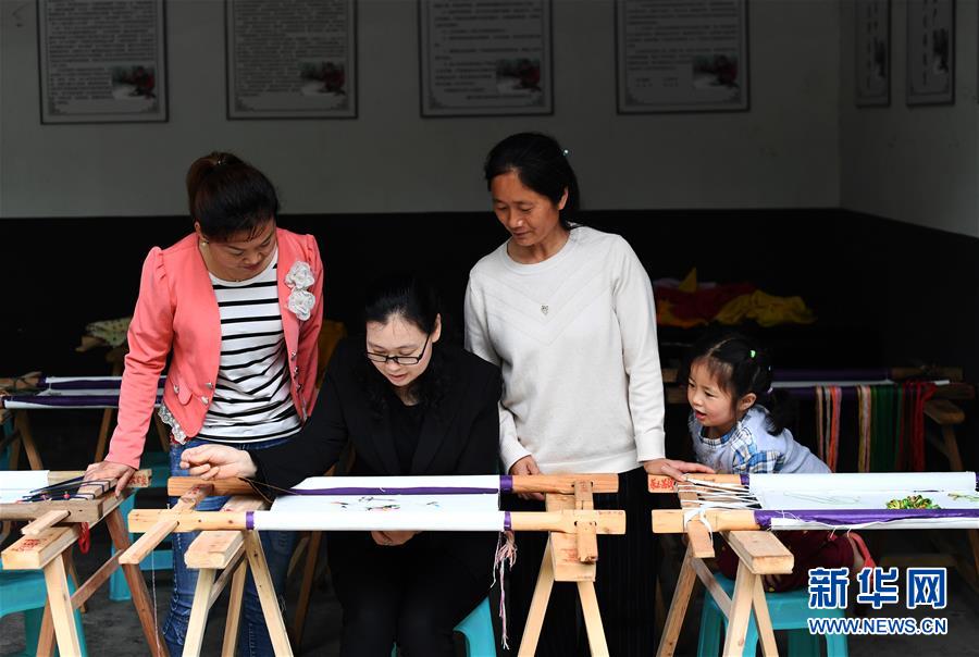 （兩會人物&middot;圖文互動）（1）帶娃、賺錢兩不誤&mdash;&mdash;一位農(nóng)民工代表眼中的脫貧新工作