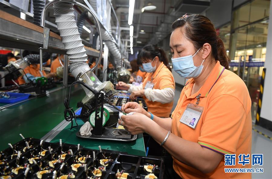 （兩會&middot;熱點(diǎn)畫報）（14）代表委員建言統(tǒng)籌做好經(jīng)濟(jì)社會發(fā)展工作