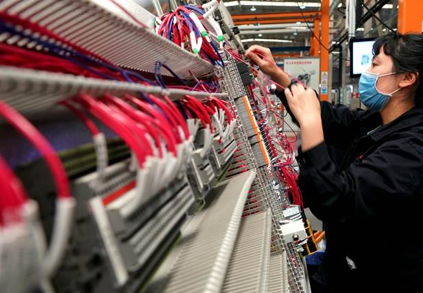 4月21日，在位于河南省許昌市的許繼電氣股份有限公司內(nèi)，工作人員在生產(chǎn)線上作業(yè)。新華社記者李安攝