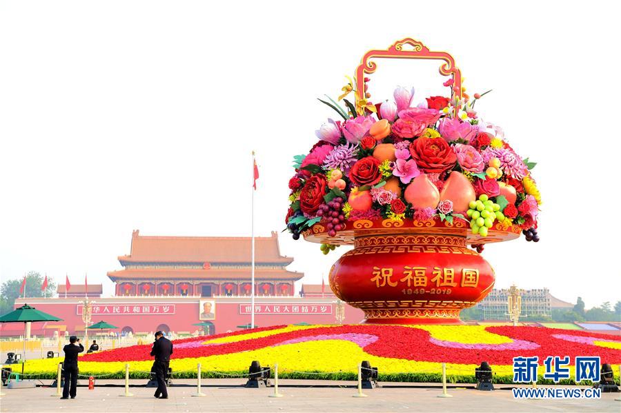 （圖文互動）（2）7小時組裝！18米高巨型&ldquo;花果籃&rdquo;亮相天安門廣場