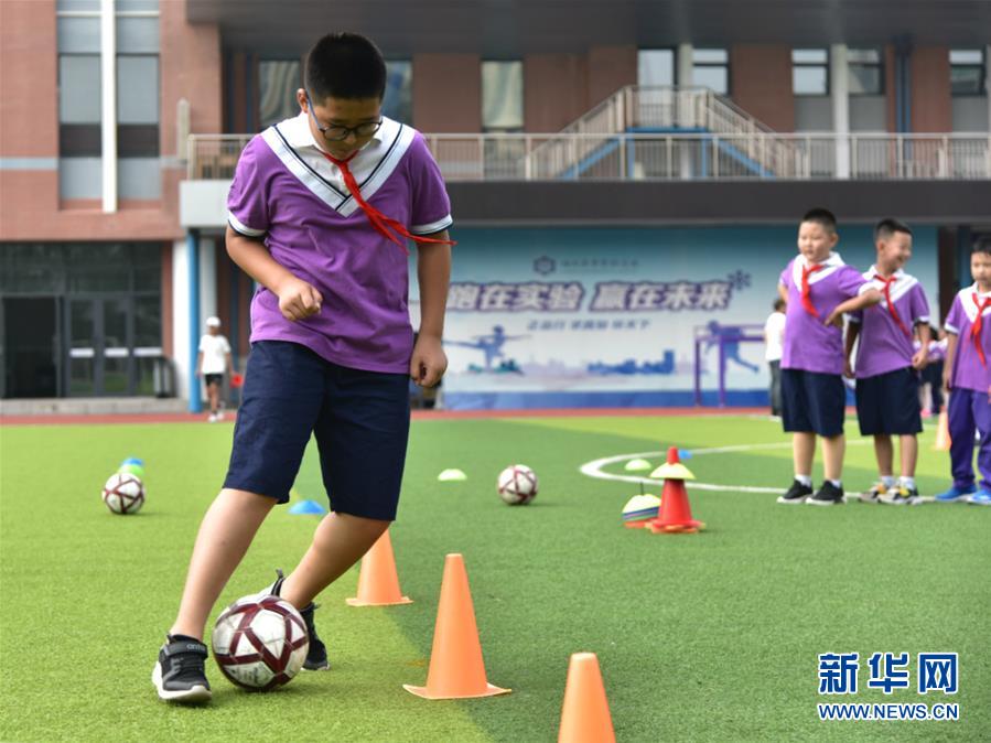 （體育&middot;圖文互動）（2）（在習近平新時代中國特色社會主義思想指引下&mdash;&mdash;新時代新作為新篇章&middot;總書記關心的百姓身邊事）奔跑吧，少年！&mdash;&mdash;體育讓孩子們插上強壯的翅膀（配本社同題文字稿）