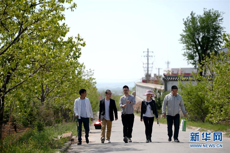 （在習(xí)近平新時代中國特色社會主義思想指引下&mdash;&mdash;新時代新作為新篇章&middot;總書記關(guān)心的百姓身邊事&middot;圖文互動）（5）&ldquo;農(nóng)&rdquo;字頭照樣&ldquo;大&rdquo;作為&mdash;&mdash;豐收時節(jié)看涉農(nóng)高校人才在希望的田野