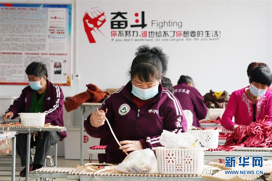 （在習(xí)近平新時(shí)代中國特色社會主義思想指引下&mdash;&mdash;新時(shí)代新作為新篇章&middot;習(xí)近平總書記關(guān)切事&middot;圖文互動）（6）讓貧困勞動力端穩(wěn)就業(yè)的&ldquo;飯碗&rdquo;&mdash;&mdash;各地就業(yè)扶貧不松勁鞏固脫貧成果