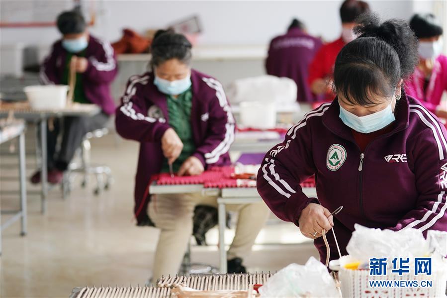 （在習(xí)近平新時(shí)代中國特色社會主義思想指引下&mdash;&mdash;新時(shí)代新作為新篇章&middot;習(xí)近平總書記關(guān)切事&middot;圖文互動）（4）讓貧困勞動力端穩(wěn)就業(yè)的&ldquo;飯碗&rdquo;&mdash;&mdash;各地就業(yè)扶貧不松勁鞏固脫貧成果