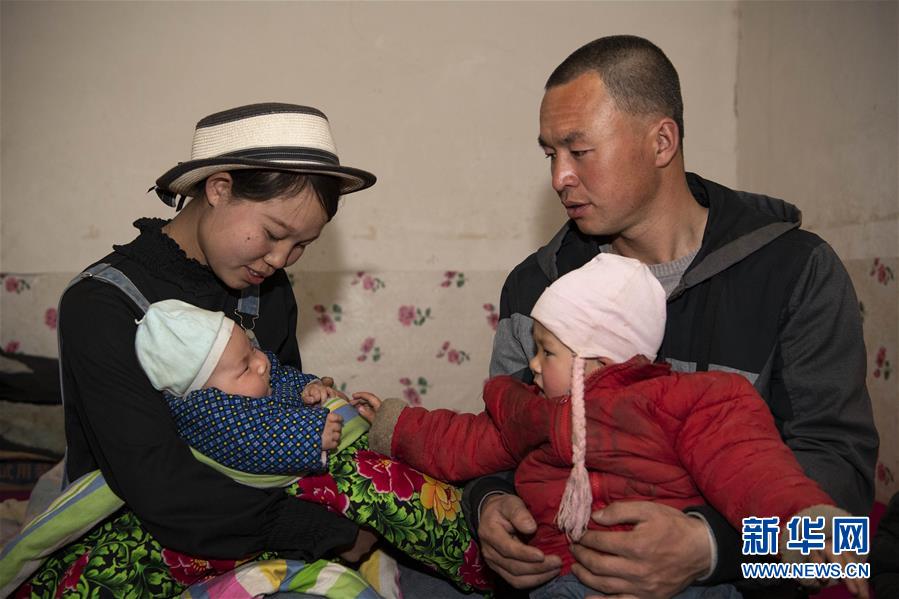 (新華全媒頭條·圖文互動)(2)春天里的5個(gè)“戰(zhàn)貧”瞬間——習(xí)近平總書記關(guān)于脫貧攻堅(jiān)決策部署指引攻克最后的深貧堡壘