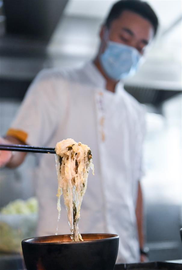 （在習(xí)近平新時(shí)代中國(guó)特色社會(huì)主義思想指引下&mdash;&mdash;新時(shí)代新作為新篇章&middot;習(xí)近平總書(shū)記關(guān)切事&middot;圖文互動(dòng)）（1）讓&ldquo;舌尖上的節(jié)約&rdquo;成為習(xí)慣&mdash;&mdash;全社會(huì)營(yíng)造浪費(fèi)可恥、節(jié)約為榮的氛圍掃描