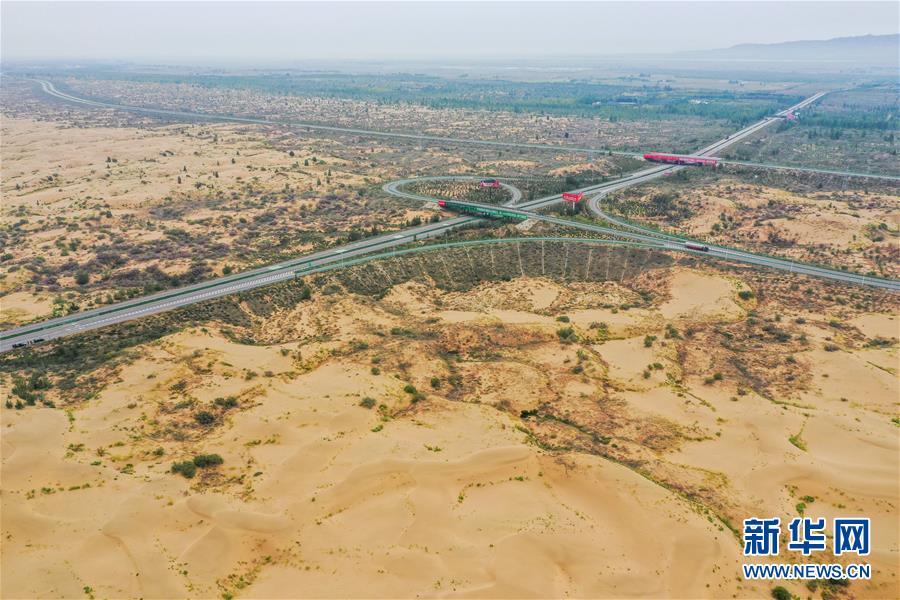 （在習(xí)近平新時(shí)代中國特色社會(huì)主義思想指引下&mdash;&mdash;新時(shí)代新作為新篇章&middot;習(xí)近平總書記關(guān)切事&middot;圖文互動(dòng)）（11）綠意，在黃沙中鋪展&mdash;&mdash;我國防沙治沙紀(jì)實(shí)