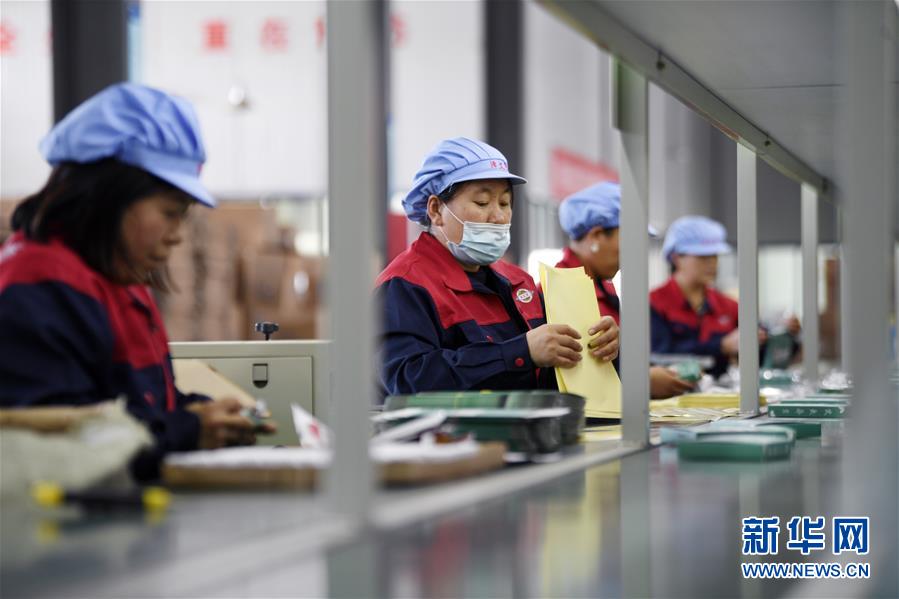 （在習(xí)近平新時(shí)代中國(guó)特色社會(huì)主義思想指引下&mdash;&mdash;新時(shí)代新作為新篇章&middot;習(xí)近平總書記關(guān)切事&middot;圖文互動(dòng)）（1）&ldquo;綠色銀行&rdquo;發(fā)工資、&ldquo;股東&rdquo;分紅來敲門&hellip;&hellip;&mdash;&mdash;探索長(zhǎng)效脫貧致富新機(jī)制見聞