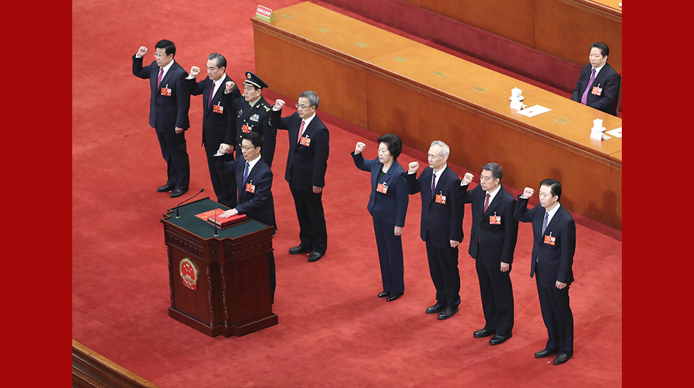 國(guó)務(wù)院副總理、國(guó)務(wù)委員、秘書長(zhǎng)進(jìn)行憲法宣誓