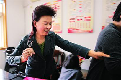 梁慧麗自己帶頭干，身邊人從跟著干到搶著干