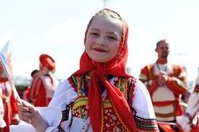 花車(chē)巡游奏響中俄&ldquo;最炫&rdquo;民族風(fēng)