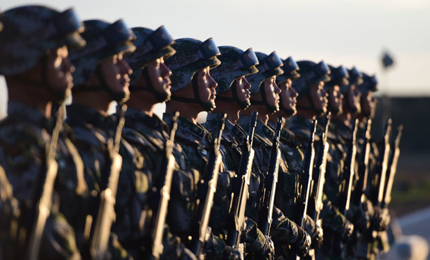 沙場今點兵！習近平檢閱部隊