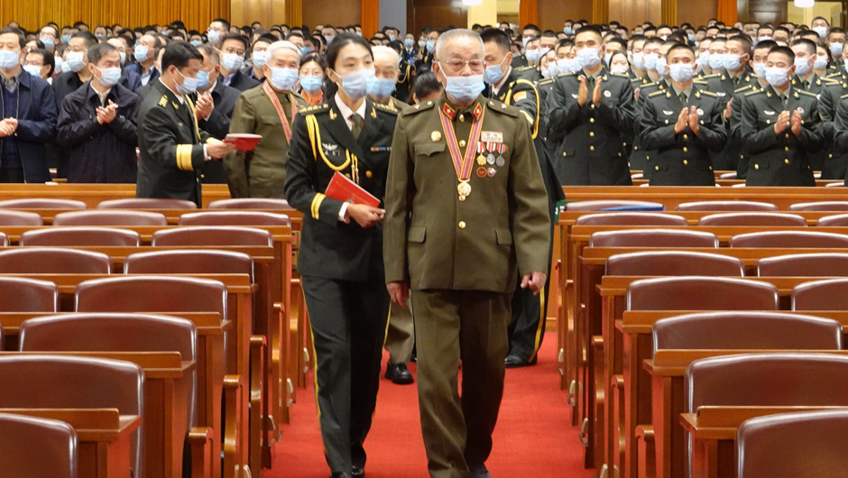 大會(huì)前，志愿軍老同志入場(chǎng)