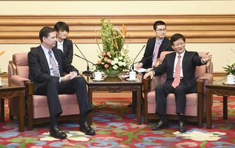孟建柱會(huì)見(jiàn)美國(guó)聯(lián)邦調(diào)查局局長(zhǎng)科米