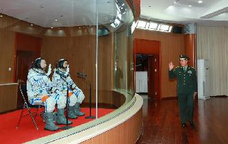 范長龍看望神舟十一號(hào)航天員景海鵬、陳冬