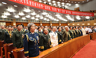 現(xiàn)場(chǎng)奏唱《中國人民解放軍軍歌》