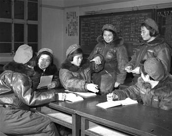 第一批女飛行員：毛澤東稱(chēng)贊，細(xì)妹子不簡(jiǎn)單，飛得好高啊