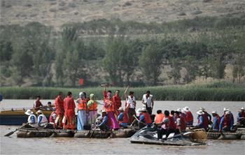 寧夏沙坡頭：羊皮筏上對(duì)&ldquo;花兒&rdquo;