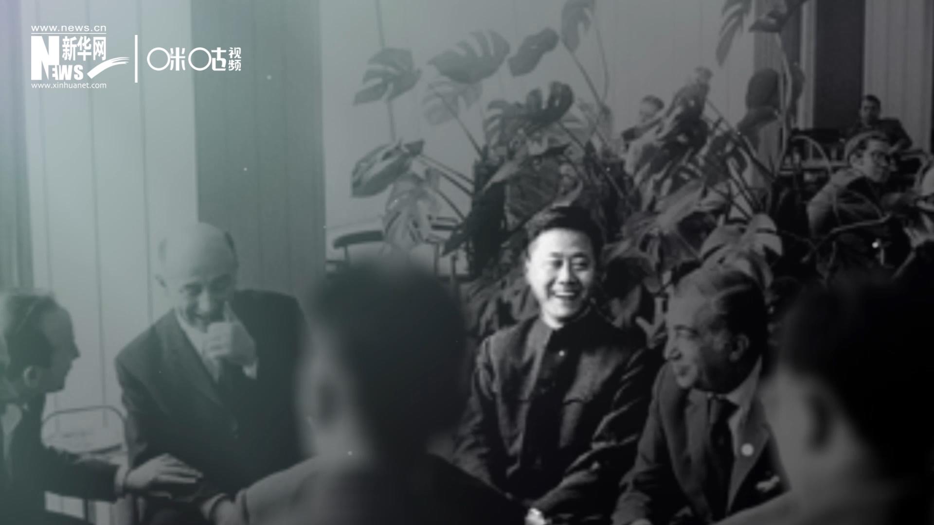 照片里的這個(gè)人是高梁，原新華社國(guó)際部記者。原本作為代表團(tuán)隨行記者的他接到通知，由他帶領(lǐng)一支先遣小組先行去紐約。