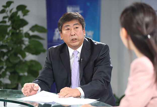 具體落在實(shí)處就是把方向，管大局，保落實(shí)